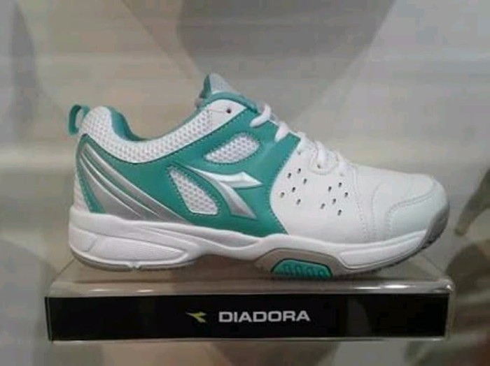 sepatu tenis diadora original