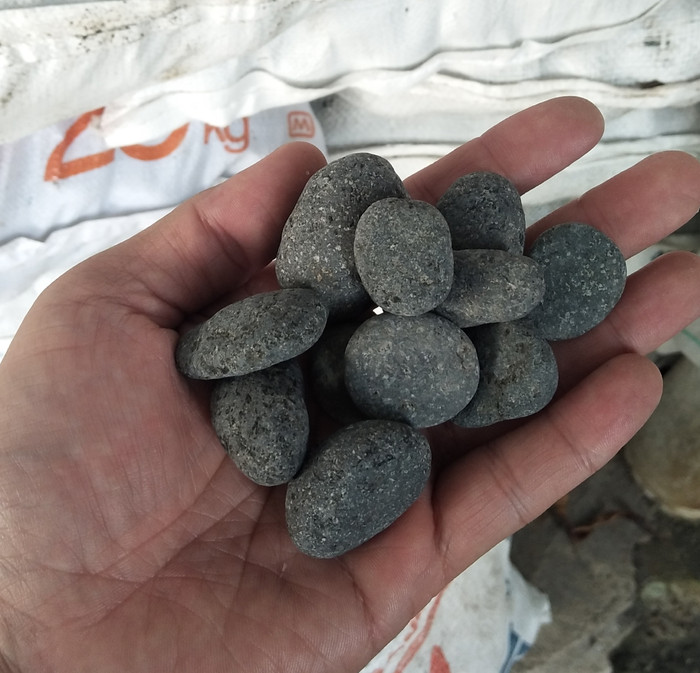 Jual PEBBLE STONE/ BATU KORAL TAMAN / BATU ABU ABU 20kg sekarung - Kota