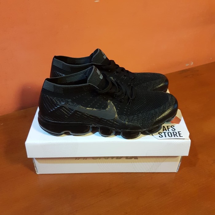 triple black vapormax 2.0