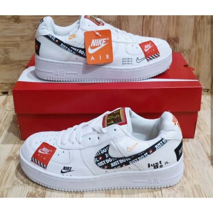 nike air force black with white line