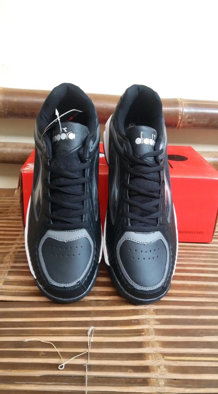 sepatu tenis diadora original