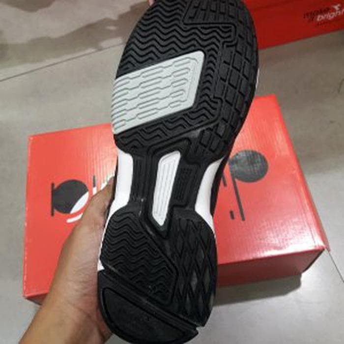 sepatu tenis diadora original
