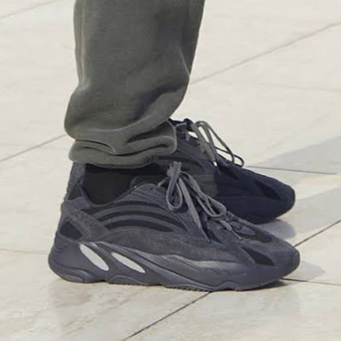 yeezy boost 700 black