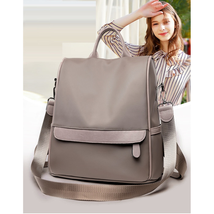 tas ransel ini memiliki design yang stylish dan cantik dengan memiliki tali panjang selempang sebagai fitur multifungsi. Terbuat dari bahan Polyester yang tahan terhadap air