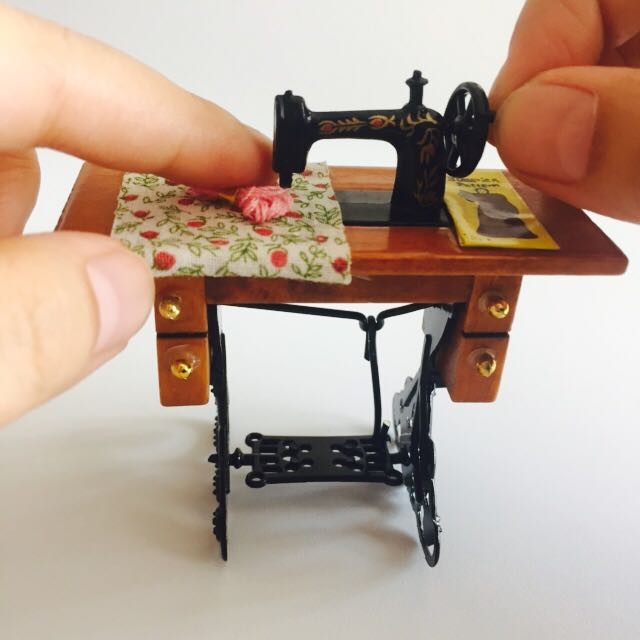 Miniature Sewing Machine With Cloth for 1//12 Scale Dollhouse Decoration LW