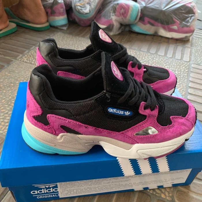 harga adidas falcon