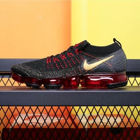 vapormax shoes black and red