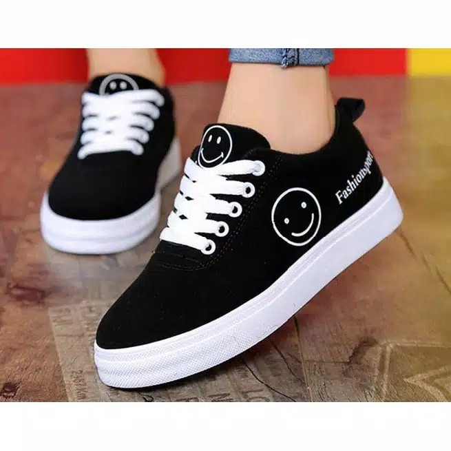 sepatu sneakers