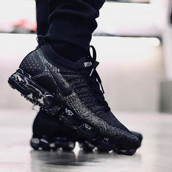 triple black vapormax 2.0
