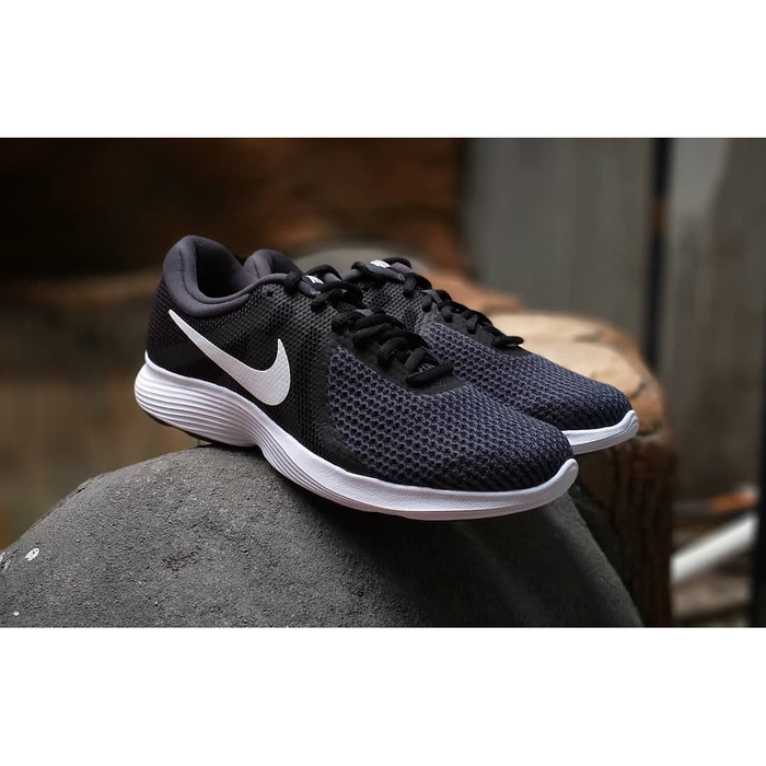 sepatu nike revolution 4