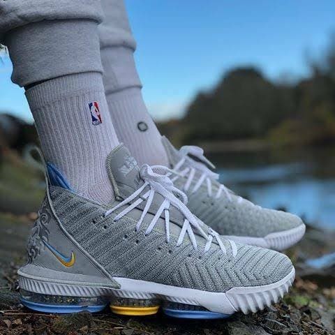 lebron minneapolis lakers shoes