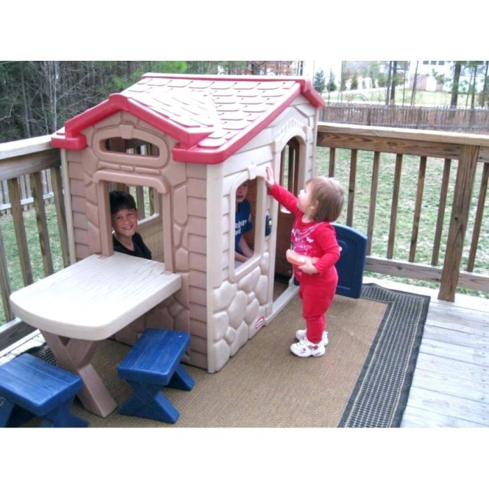 little tikes playhouse picnic on the patio