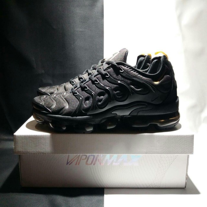 nike vapormax gray and black