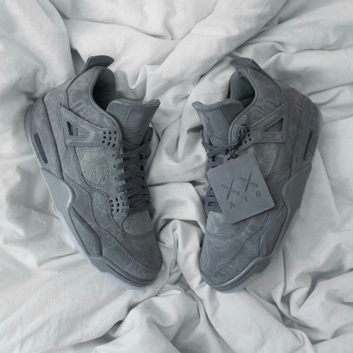 Foto Produk SEPATU BASKET NIKE AIR JORDAN 4 KAWS COOL GREY PREMIUM ORIGINAL dari Good Sneakers