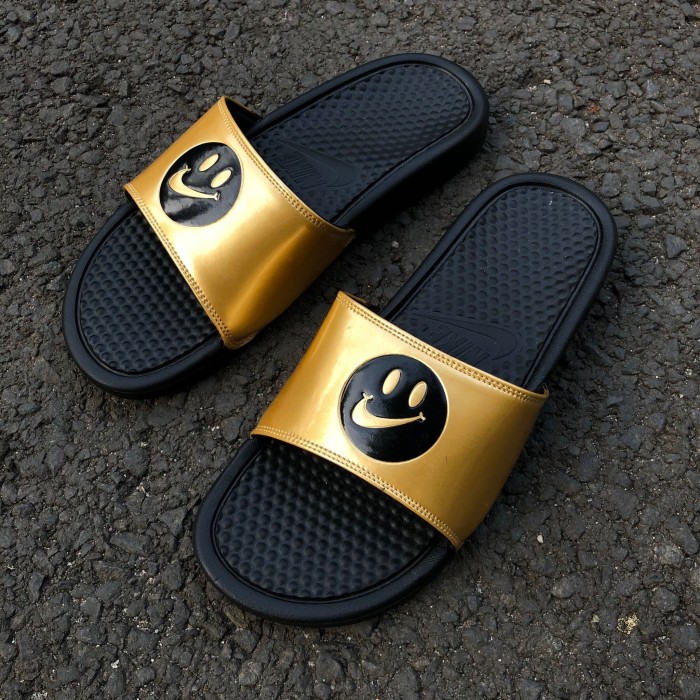 nike slides smiley face