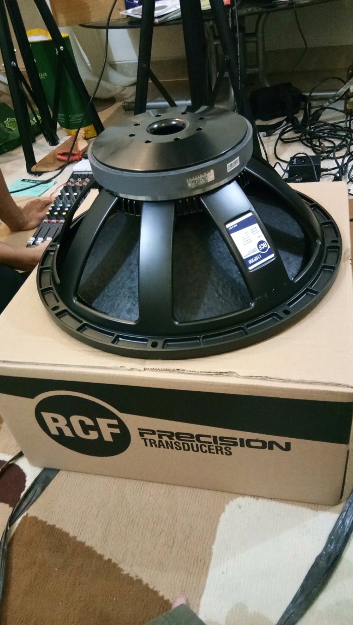 speaker rcf 18 inch p300