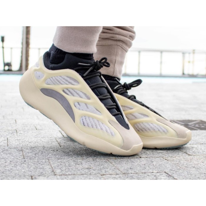 white yeezy 700