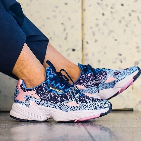 harga adidas falcon ori