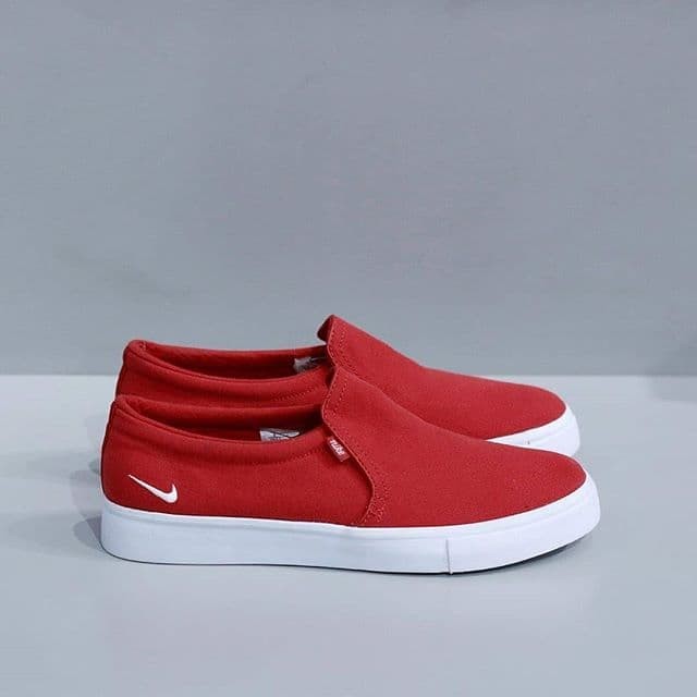 nike slip on court royale