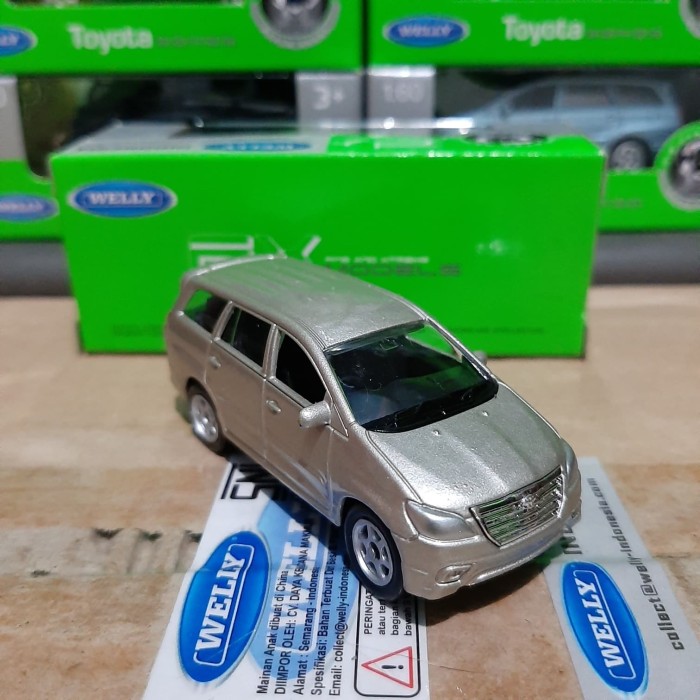 tomica toyota innova