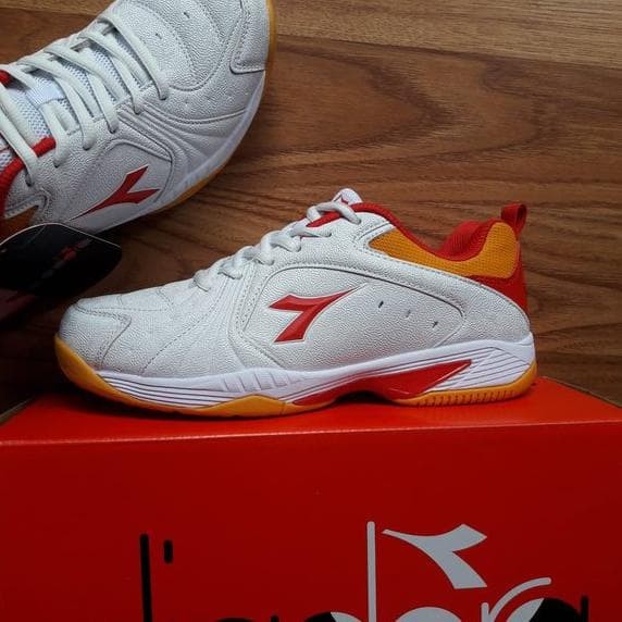 sepatu tenis diadora original