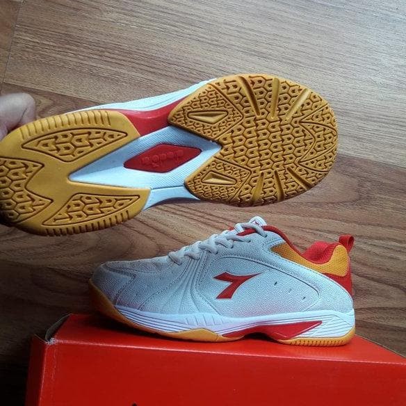 sepatu tenis diadora original