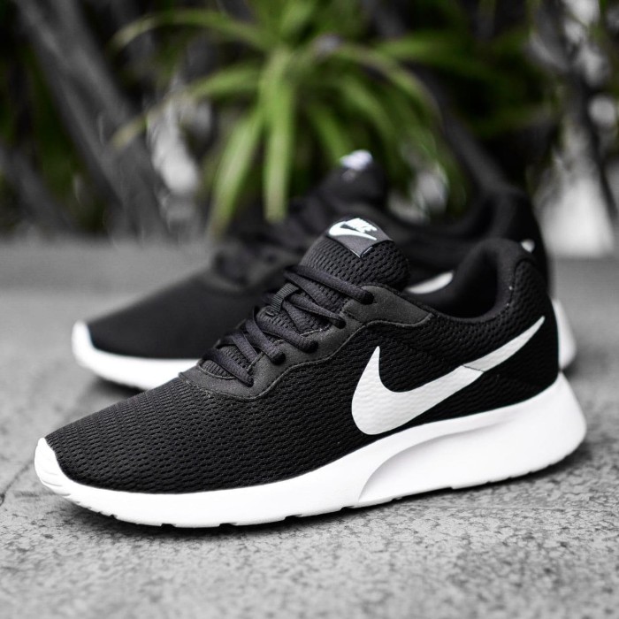 nike tanjun black white original