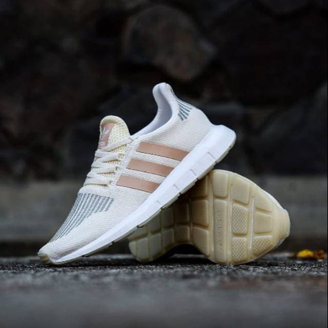 adidas swift run gold metallic