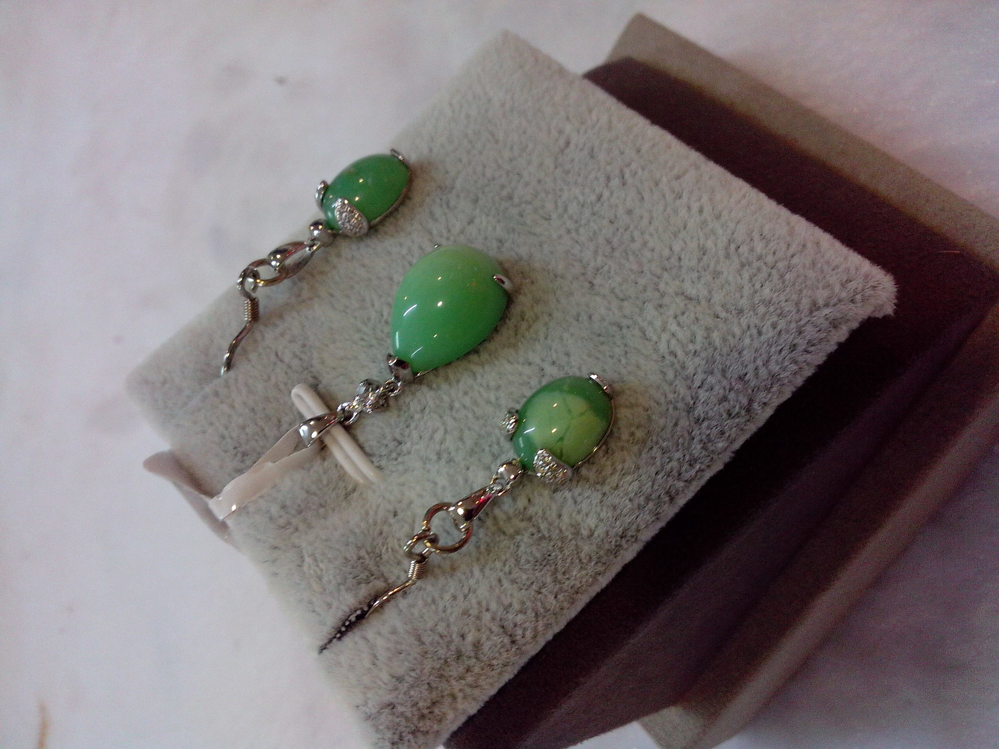 jual set anting drop liontin batu chrysoprase perak 925 lapis emas putih tiaria jual set anting drop liontin batu chrysoprase perak 925 lapis emas putih tiaria