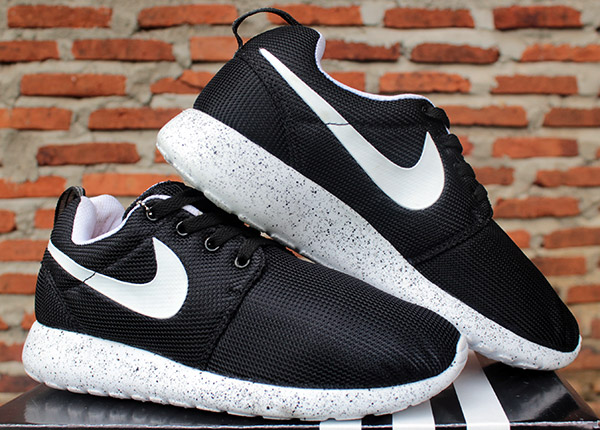 harga sepatu running nike roshe run black harga sepatu running nike roshe run black
