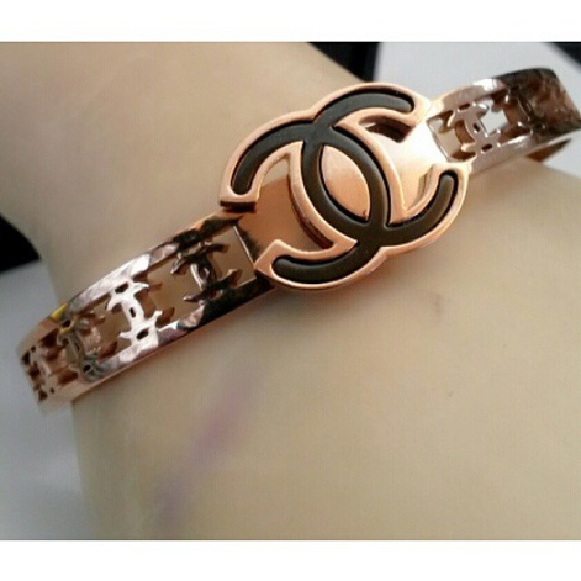 jual gelang chanel black enamel logo titanium dmac shop jual gelang chanel black enamel logo titanium dmac shop