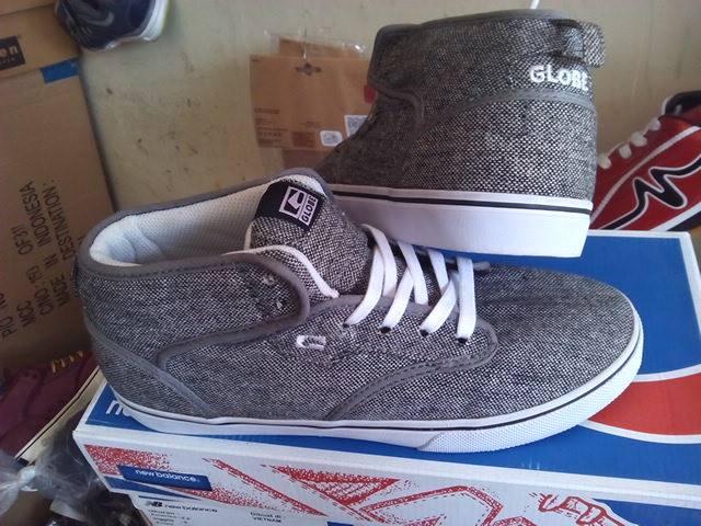 jual sepatu casual skateboard globe motley mid grey white jual sepatu casual skateboard globe motley mid grey white