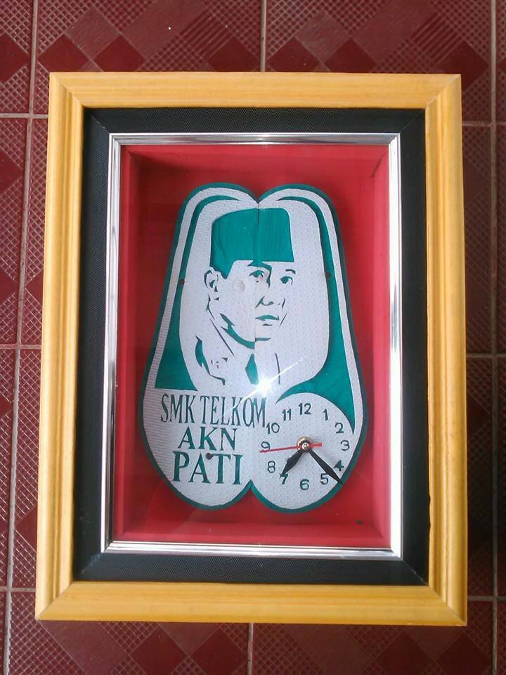 jual jam dinding soekarno unik ukir ukiran sandal jepit sandaljepit ukir jual jam dinding soekarno unik ukir ukiran sandal jepit sandaljepit ukir