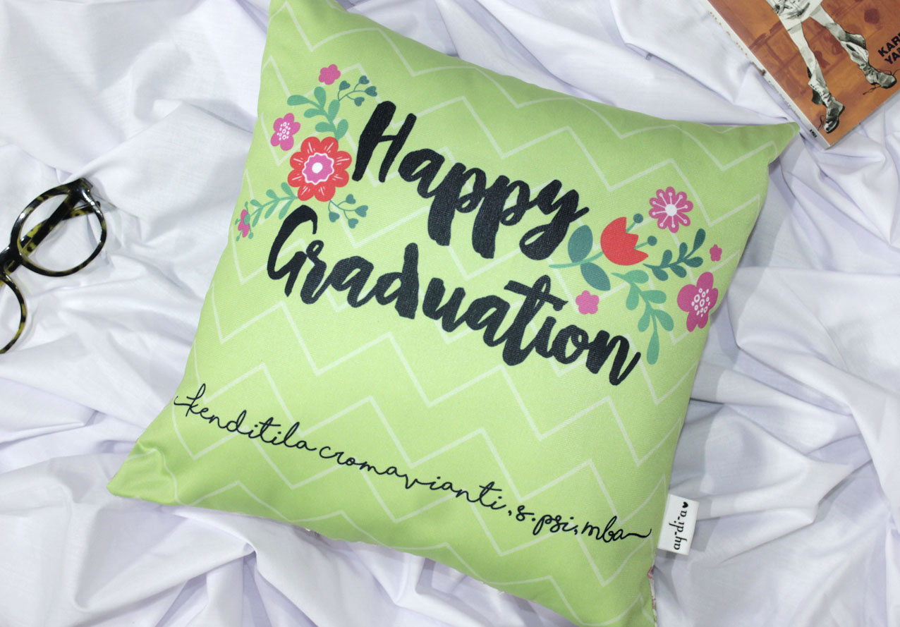 Jual Bantal Wisuda jual bantal wisuda bantal graduation bantal hadiah Jual Bantal Wisuda jual bantal wisuda bantal graduation bantal hadiah