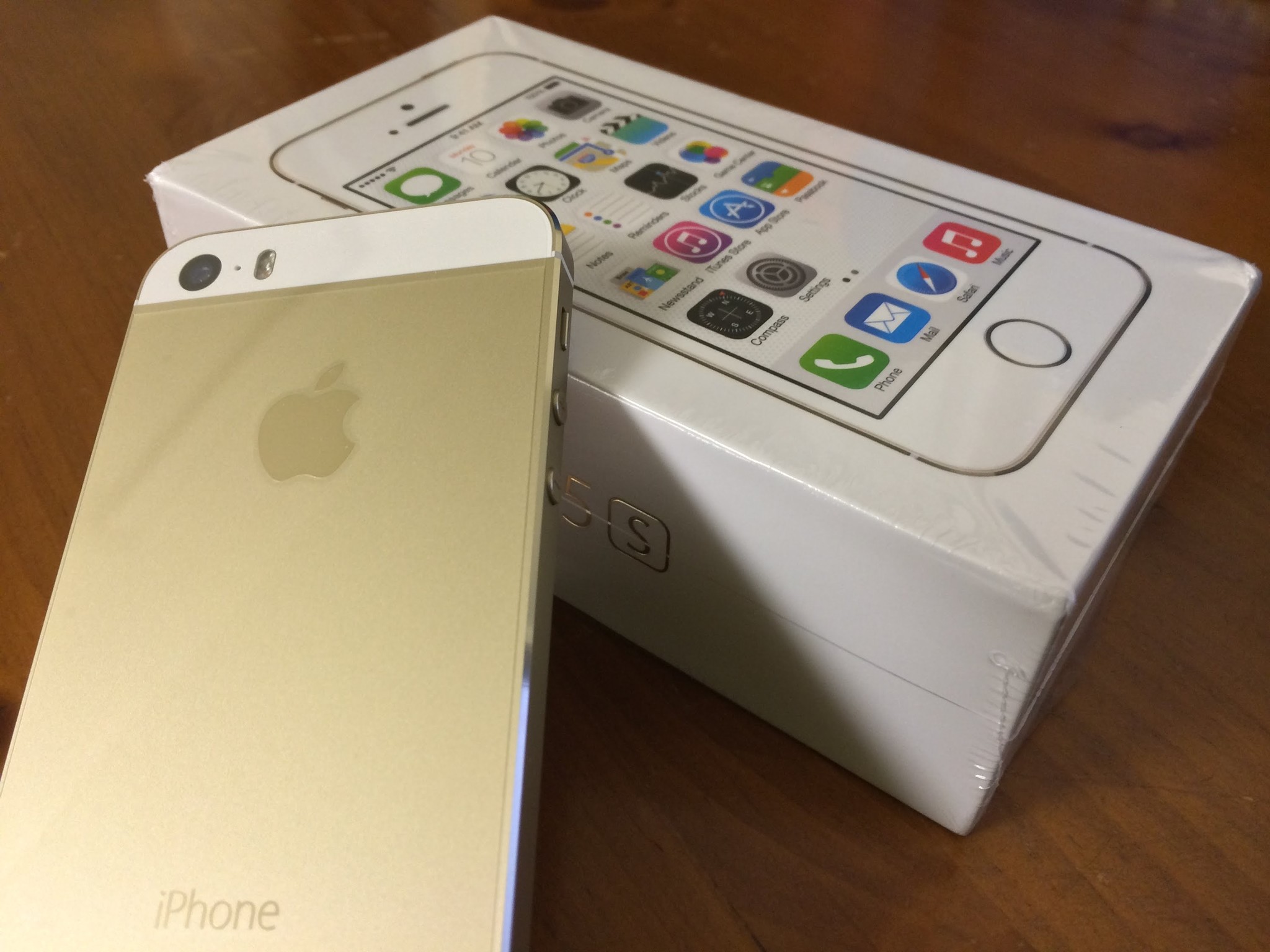 Jual IPHONE 5S 32 GB GOLD GARANSI PLATINUM 1 TAHUN Gudang HP dan Jual IPHONE 5S 32 GB GOLD GARANSI PLATINUM 1 TAHUN Gudang HP dan Smartphone