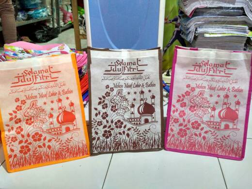 jual tas souvenir parcel lebaran spunbond uk 20x20 di jual tas souvenir parcel lebaran spunbond uk 20x20 di