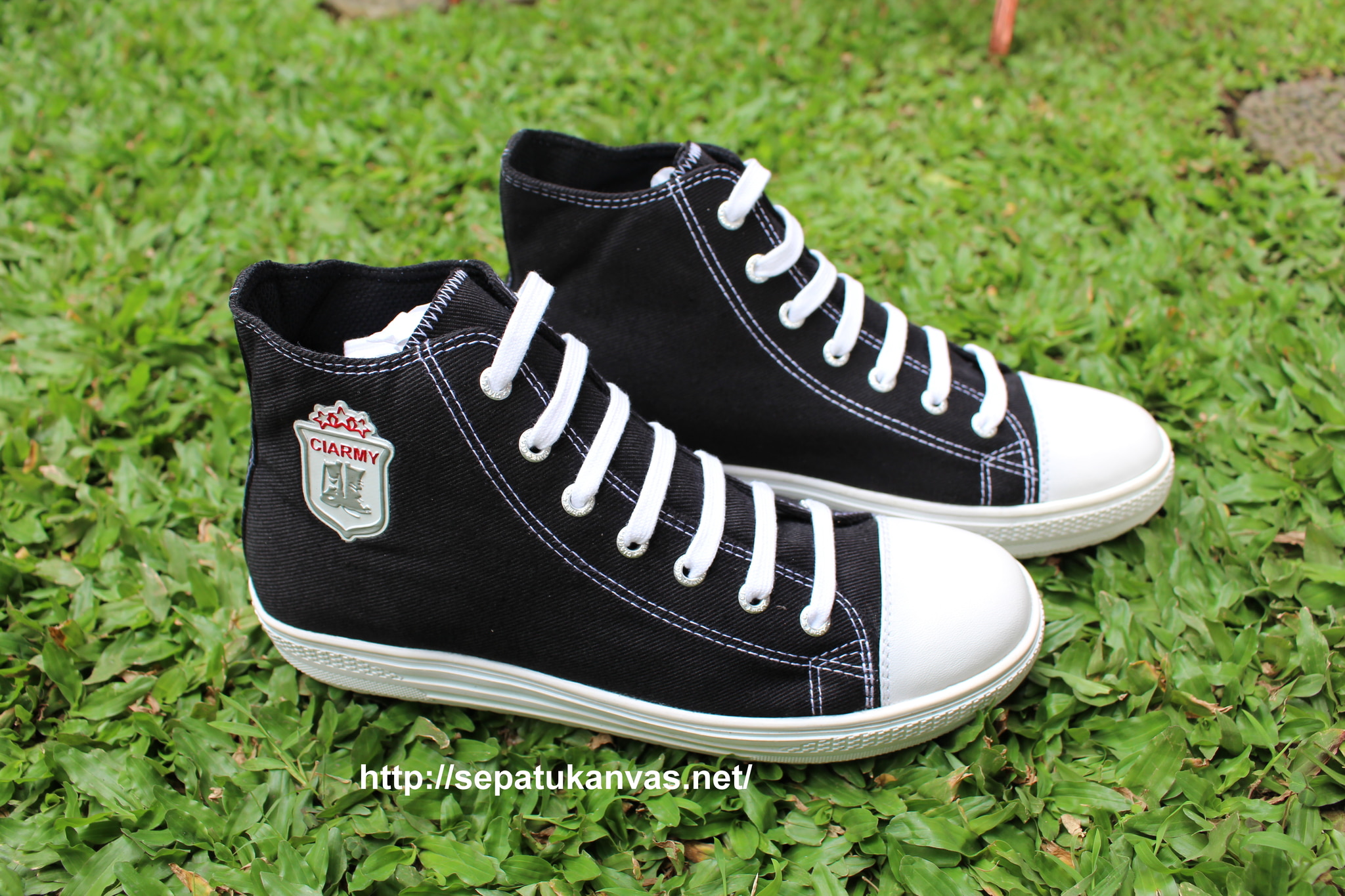 jual sepatu kanvas casual ciarmy type skc 02 white black jual sepatu kanvas casual ciarmy type skc 02 white black