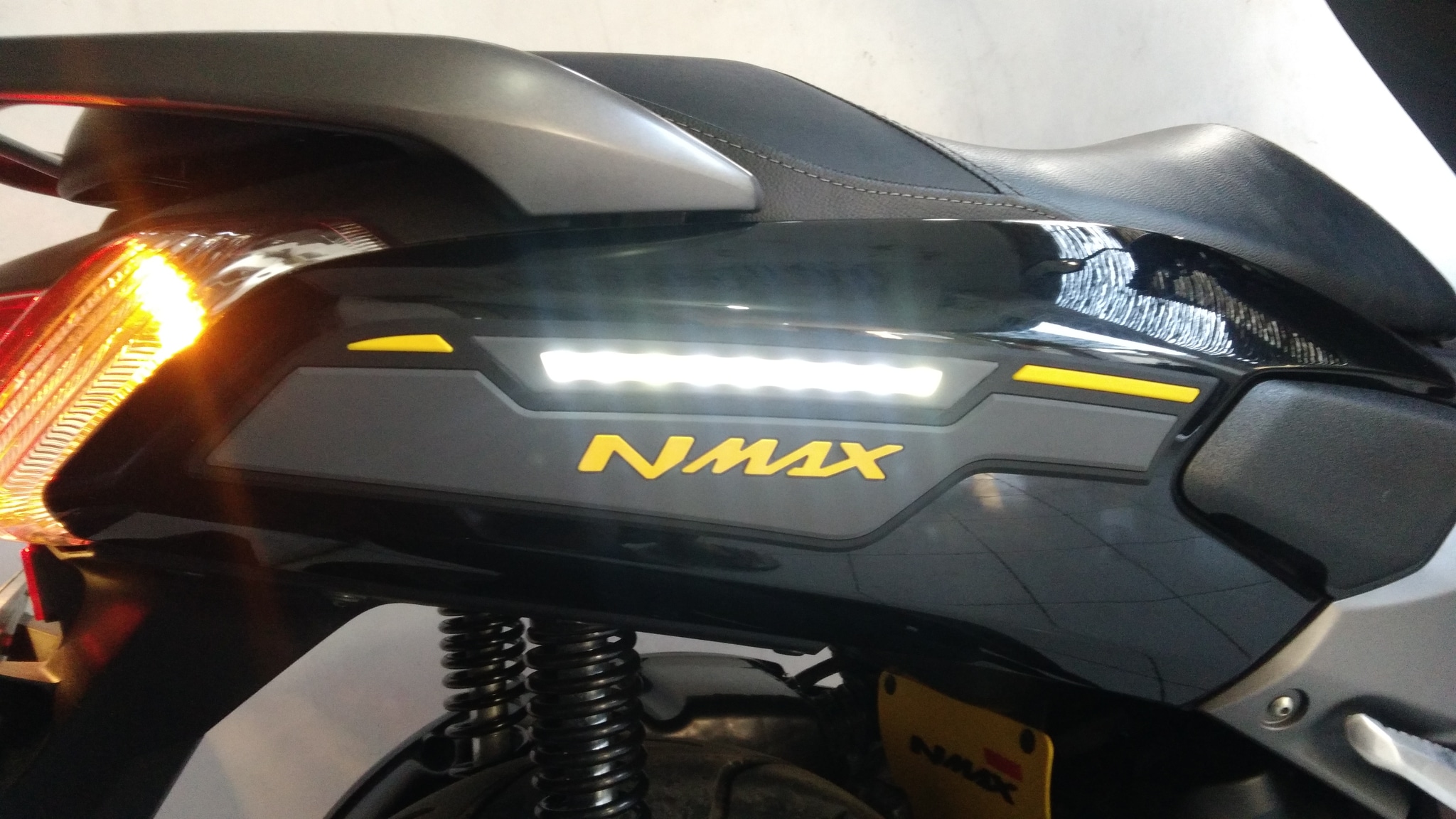 Jual SIDE BODY PROTECTOR LIGHT NMAX AKSESORIS NMAX LAMPU LED