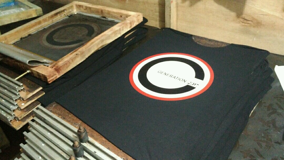 Kaos lengan panjang combed 30s & Sablon rubber max 5 warna vector